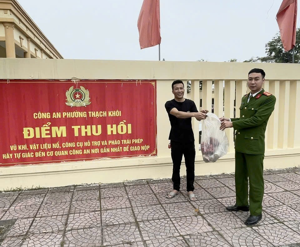 Công an phường Thạch Khôi vận động thu hồi 05 khẩu súng và 11,1 kg pháo các loại